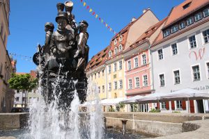 Die Brunnenskulptur des Künstlers Jan-Witte-Kropius am Pirnaer Untermarkt