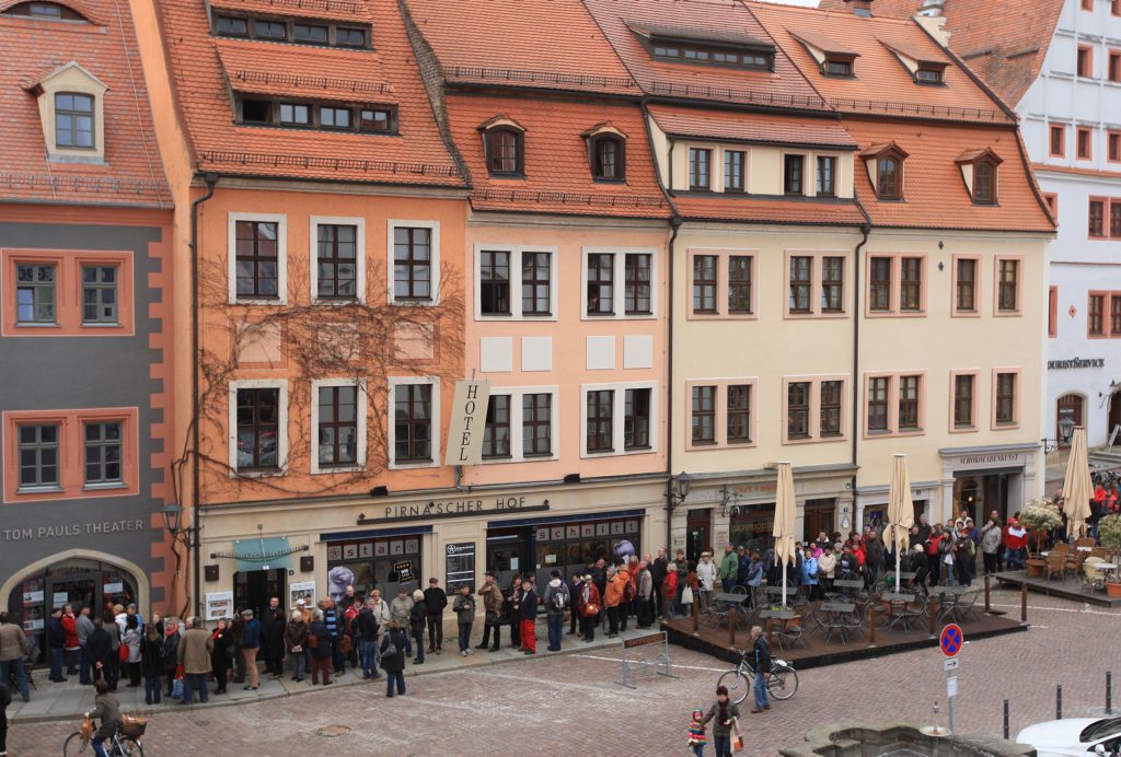 Menschenschlange vor dem Tom-Pauls-Theater, Foto: Daniel Förster